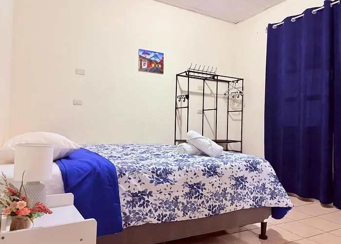 Blue Moon Hostel Antigua